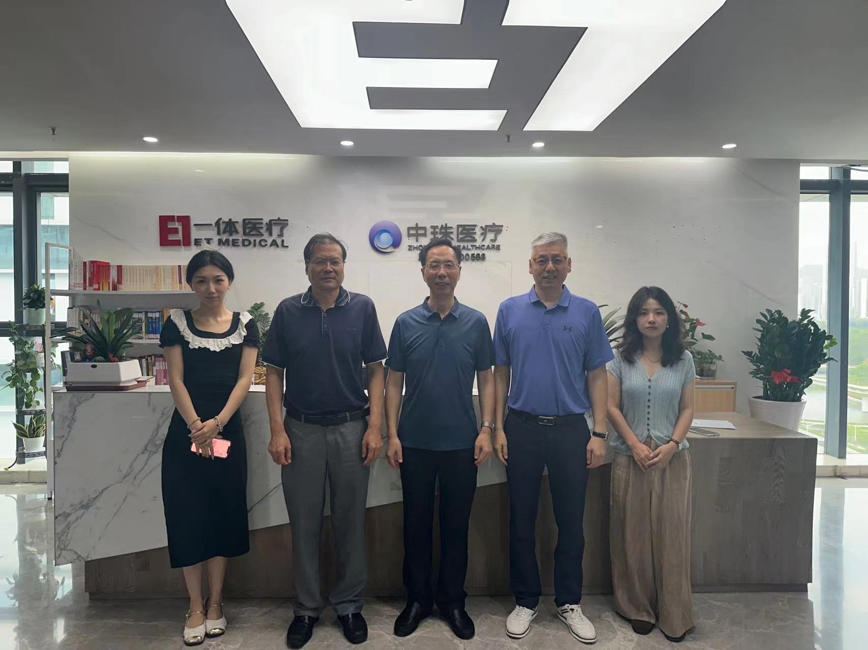 丽江市抗癌协会理事长申维玺主任 莅临我司调查领导
